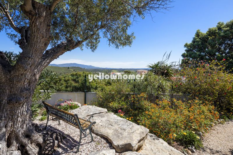 Moradia V2+1 com piscina numa localização tranquila perto da Mexilhoeira Grande